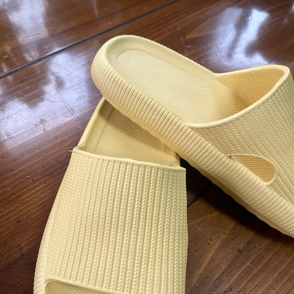 Men's Cloud Slides Pillow Sandals Yellow Size 9.5 Cushion Slippers EUC